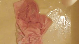 Piss on Pink Panties in Bathroom !! ピンクのパンティーに小便ぶっかけ！！