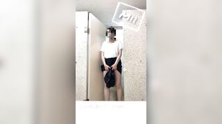 【オナニー公開】公衆トイレでの野外露出で興奮する変態OL Hentai Japanese Girl Exposes Masturbation in a Public Toilet