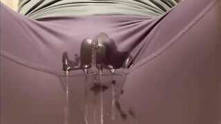 レギンスを履いてお漏らし。パンツまでびちょびちょに濡らすpeeing in Leggings Pants